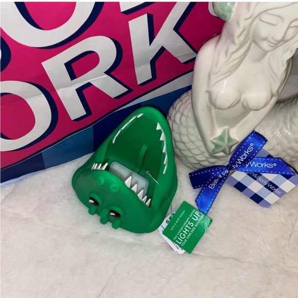 BATH & BODY WORKS LIGHT UP GATOR
GENTLE FOAMING SOAP HOLDER - Picture 5 of 7